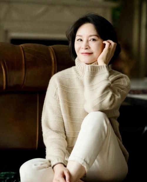 中年女性穿衣要讲究，这4种颜色尽量别碰，不是显老就是扮嫩