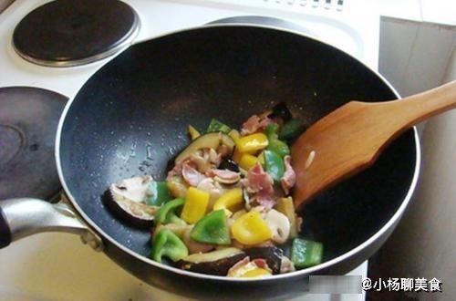菜品|炒菜太咸怎么办？加水加糖加味精？都不对，学会这招，口味新升级