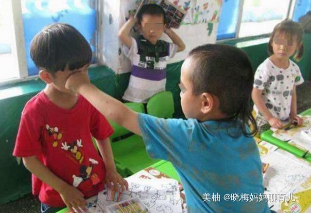 打架|“都是第一次当人,凭什么让你”,妈妈和2岁儿子打架意外走红