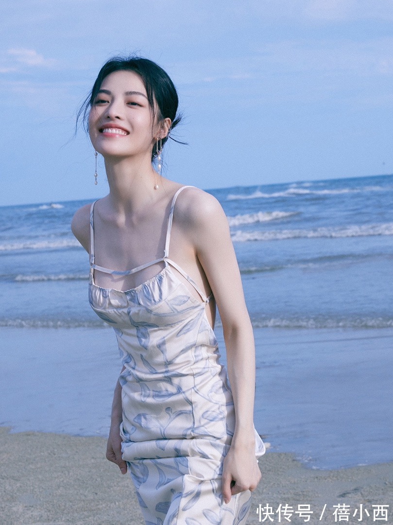 "钟楚曦"满身国际气质,穿印花露背连衣裙凹造型,靠身材就赢了