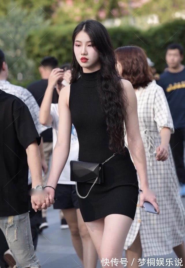 靠近|精致的妆容搭配连衣短裙,黑色系穿搭高雅有气质,一般人不敢靠近
