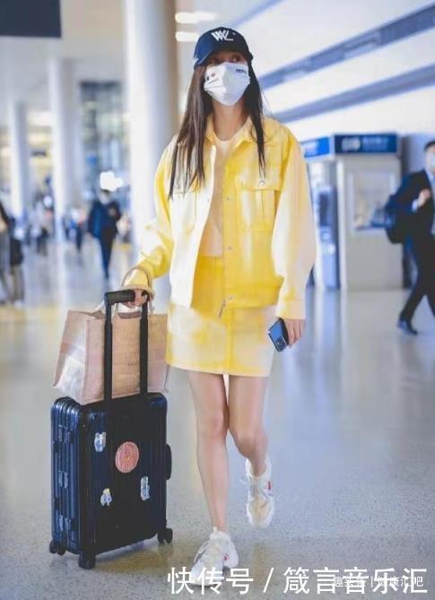 漫畫|Baby機場秀漫畫腿，只顧低頭玩手機熱聊，網友“腿精”本人啊