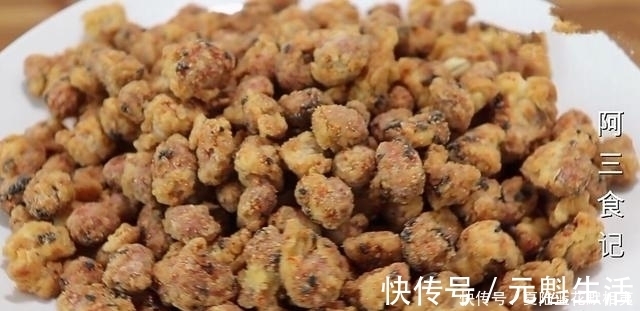 搅拌均匀|花生米最好吃的做法,加2个鸡蛋,太香了,我家一周吃3次,超解馋