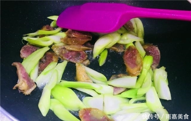 盼了一年的菜可以吃了,简单炒一下更好吃,更下饭!