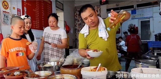 食客|夫妻街头卖“热销”早餐,15元一份有肉有蛋,食客不吃馋得慌!