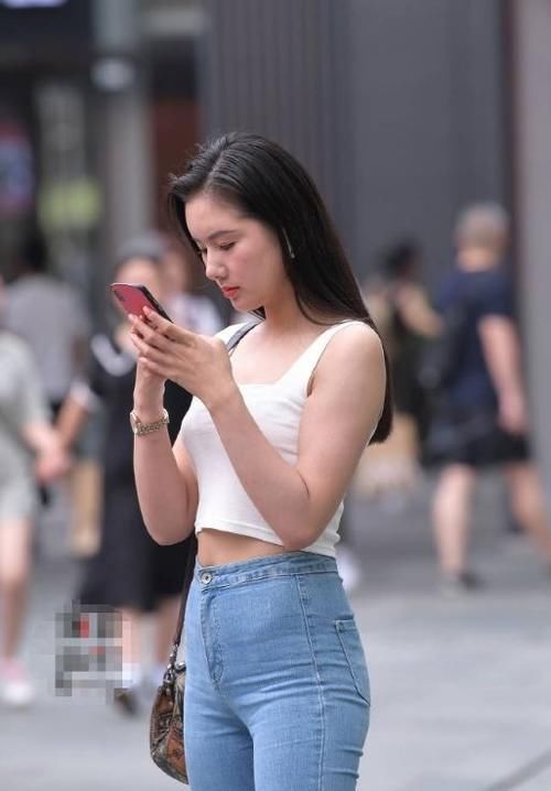 美女 长发飘飘，高跟鞋美女，变身一道移动的靓丽风景