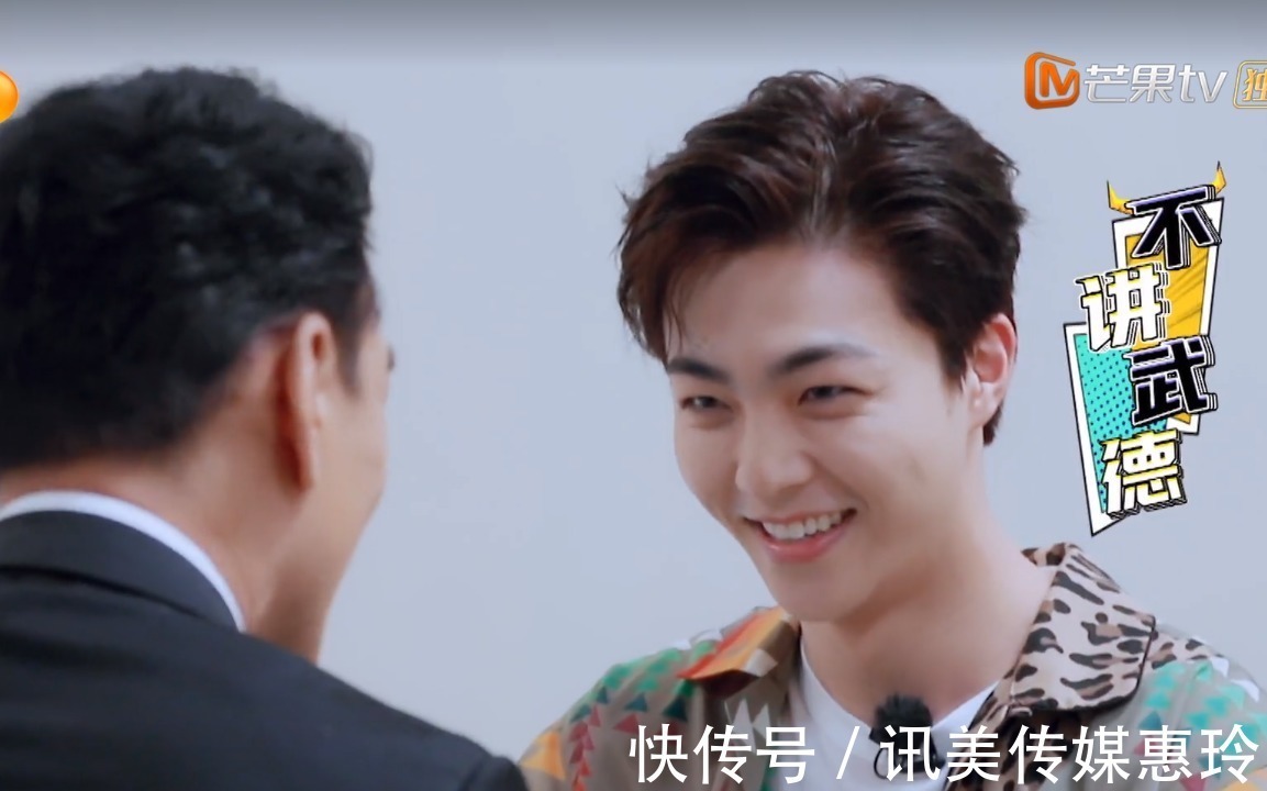 陈立农王耀庆玩打手板,嗨到极点,农哥笑成地主家的“傻儿子”