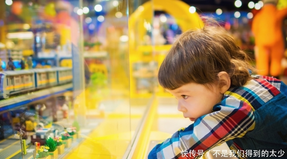 解孩子|爸爸不想给孩子买玩具,当街给孩子撒娇,网友:这才是巨婴吧