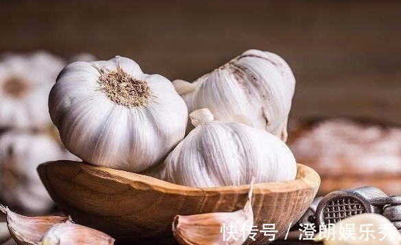 丙烯酰胺|炒菜时先放大蒜，会产生致癌物吗？其实以下两种食物是致癌户