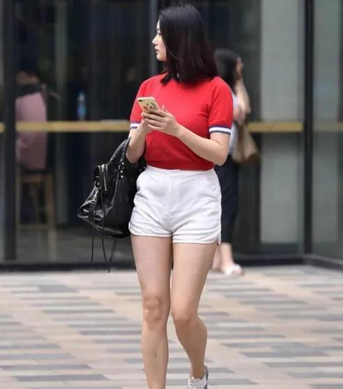 小姐姐 红色短袖,搭白色修身短裤,活力四射的感觉是你喜欢的吗?