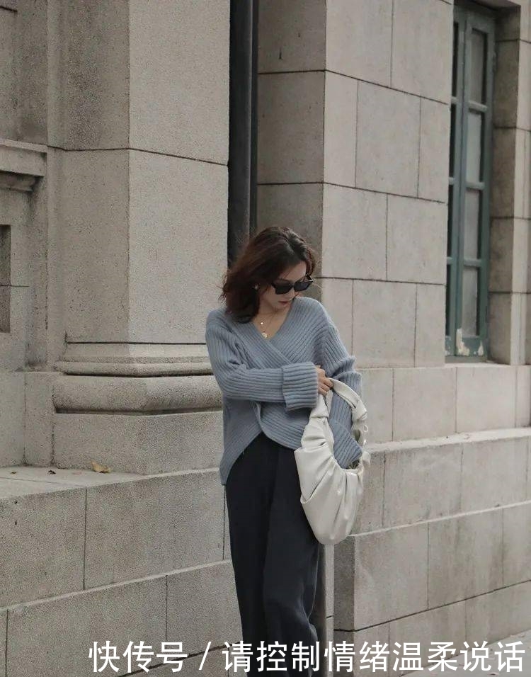 2021年第一套绝美气质穿搭:丝绒裙+毛衣!!!