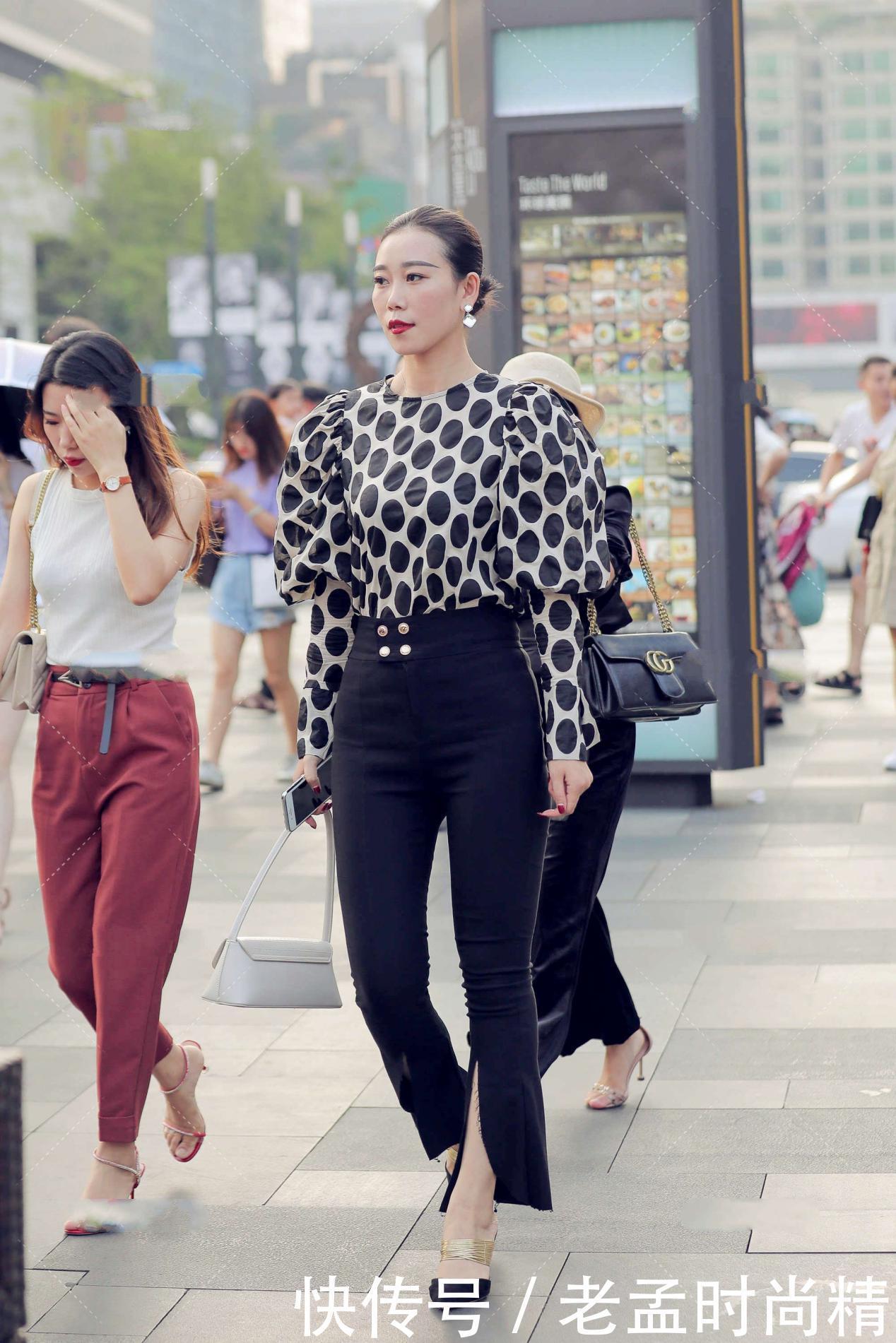 选择|街拍:波点衬衫搭配黑色喇叭裤, 气场全开, 霸气十足