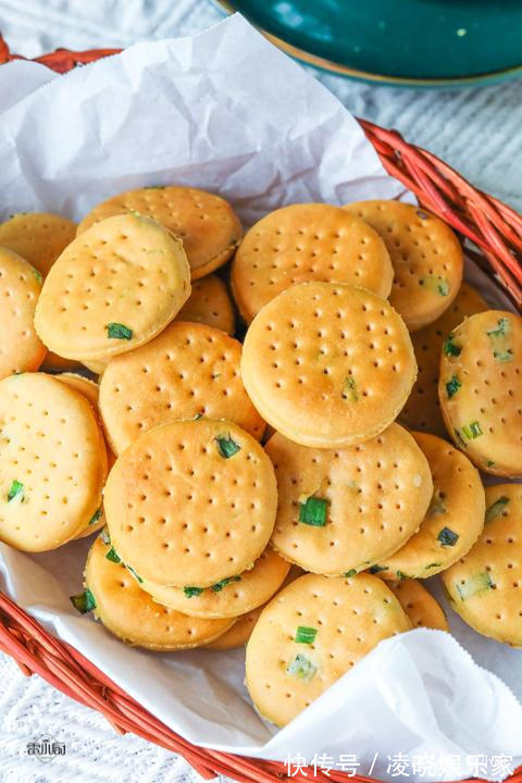 葱香小饼干|不用黄油,也不加糖,教你做葱香小饼干,口口香又酥