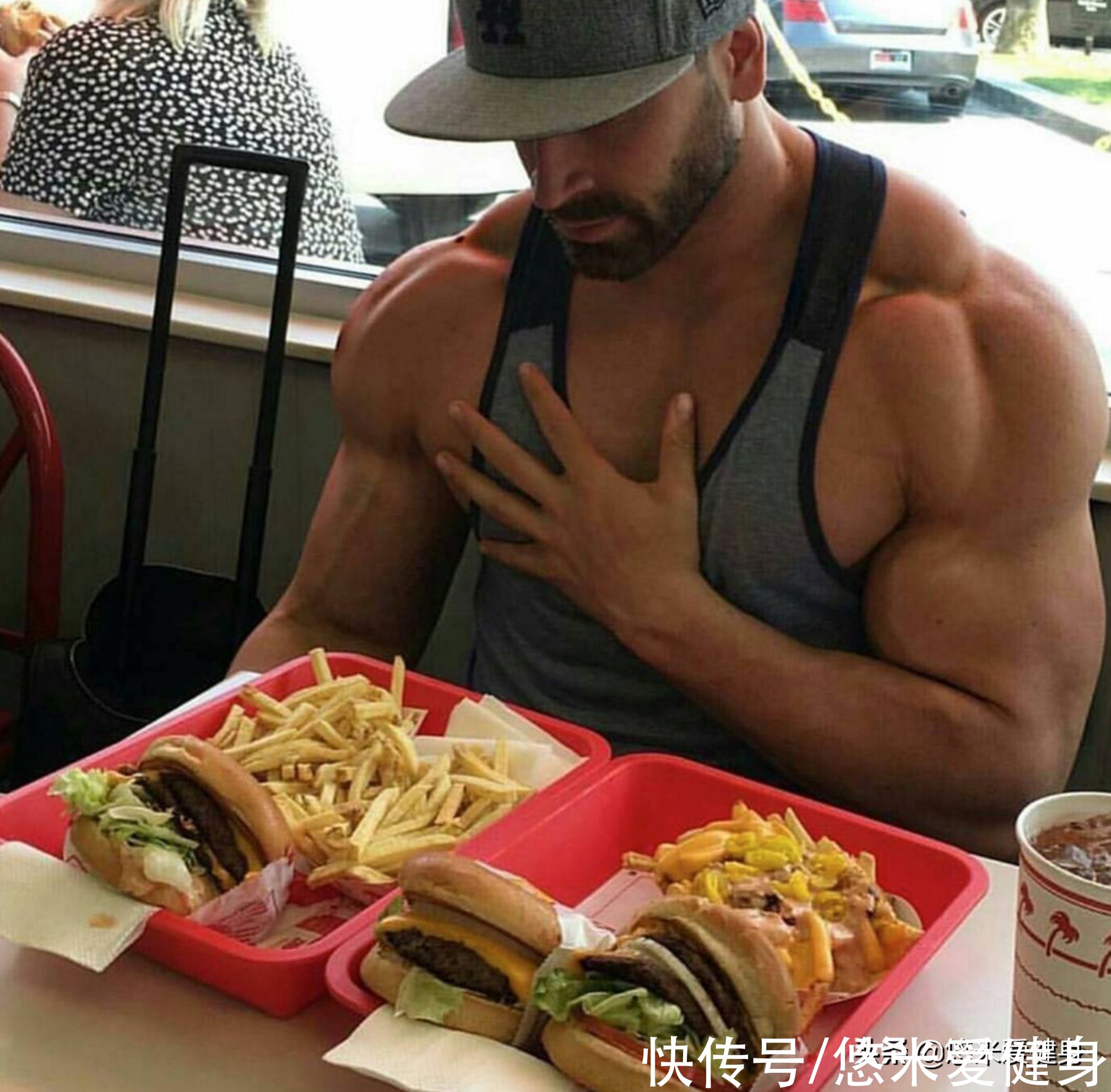 小力王|身高191公分的肌肉男，被誉为“健身界的小力王”，手臂力量强大