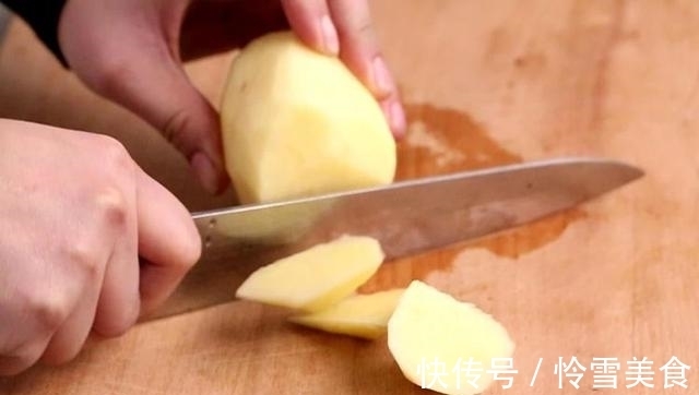 土豆饼|极简版土豆饼做法，面粉土豆加个蛋，煎一煎就出锅