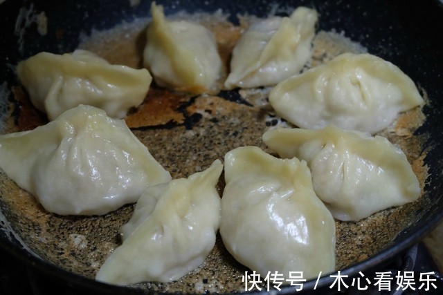饺子别再煮了，试试这个做法，面粉水比例调配好，冰花又焦又脆！