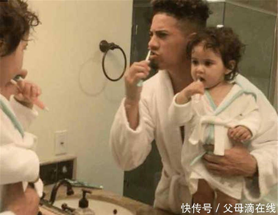 宝宝|女儿把脚丫子给爸爸闻,爸爸假装被臭晕,宝宝的举动让人笑出眼泪