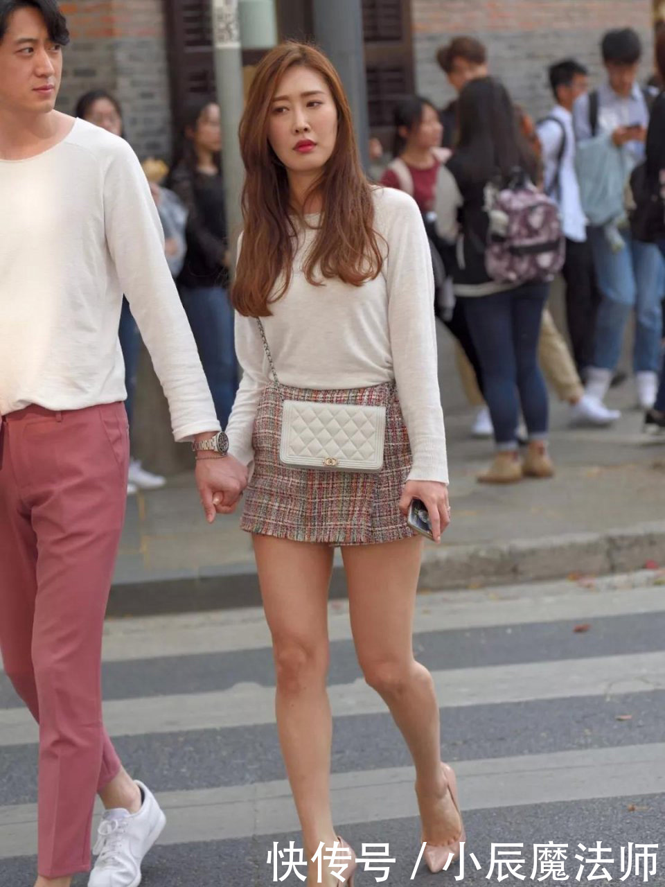 美女穿搭靓丽多彩的裙子穿搭,演绎初夏时节的街头时尚