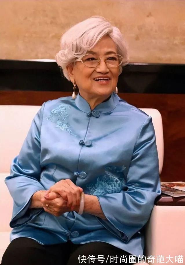 越剧&王文娟94岁风韵犹存,穿搭优雅又素净,骨子里就透出黛玉的温柔劲