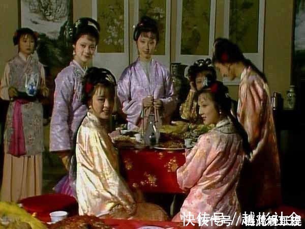 孙媳妇#晚辈坐着吃饭，婶娘舅母站着伺候，《红楼梦》家庭地位是怎样的？