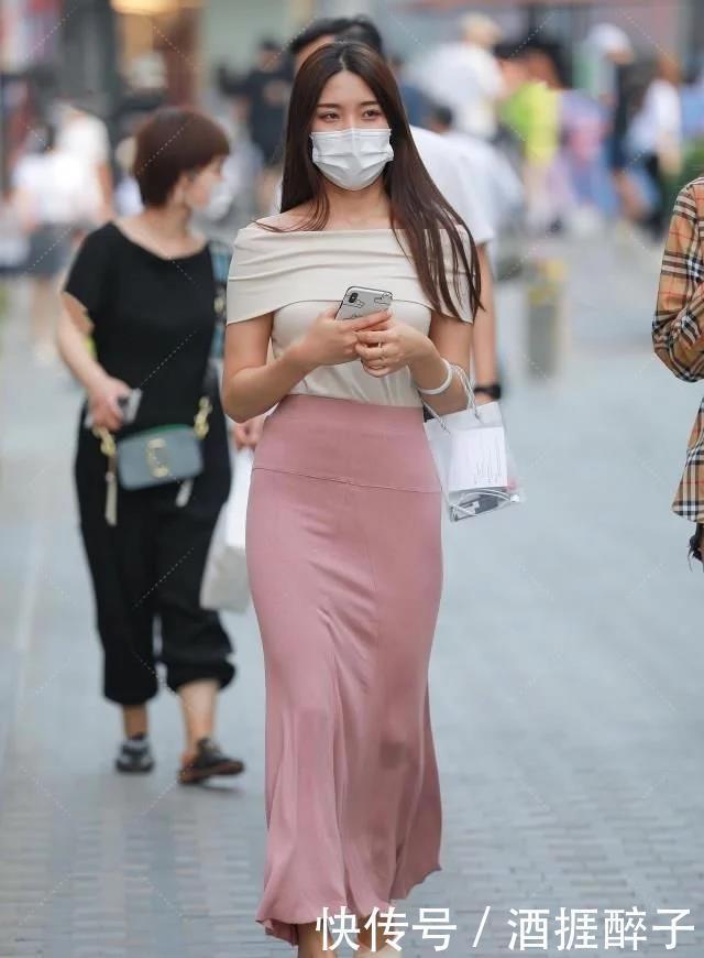 一字肩上衣塞进包臀裙显腿长,飘逸裙脚给人“贵妇”的既视感