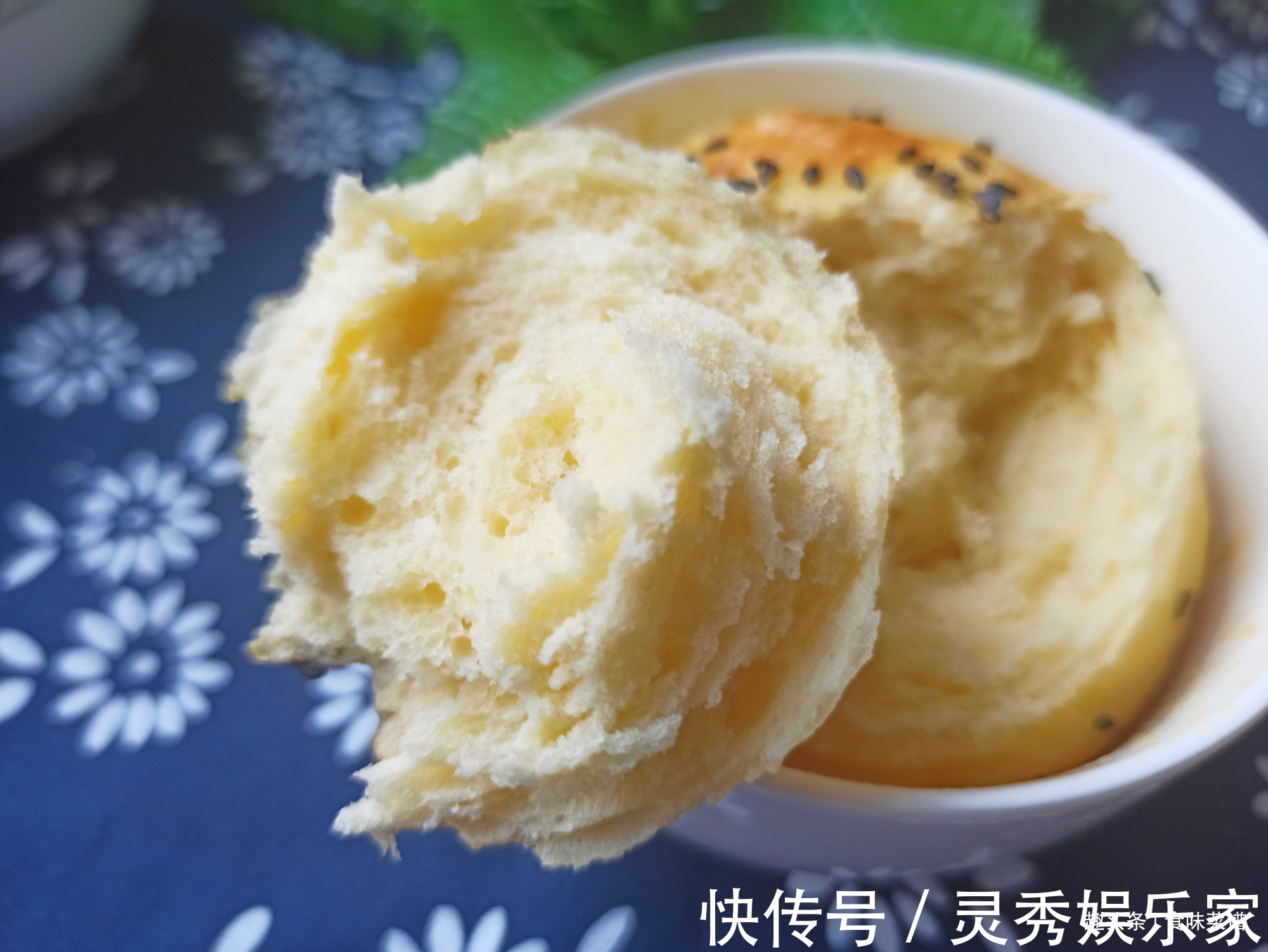 教你做独家懒人面包，1碗面粉3个鸡蛋，不用烤箱，蓬松柔软又香甜