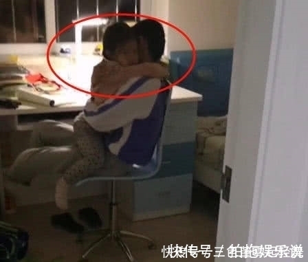 批评|女儿被妈妈批评,跑到哥哥身边,事情有些暖心了