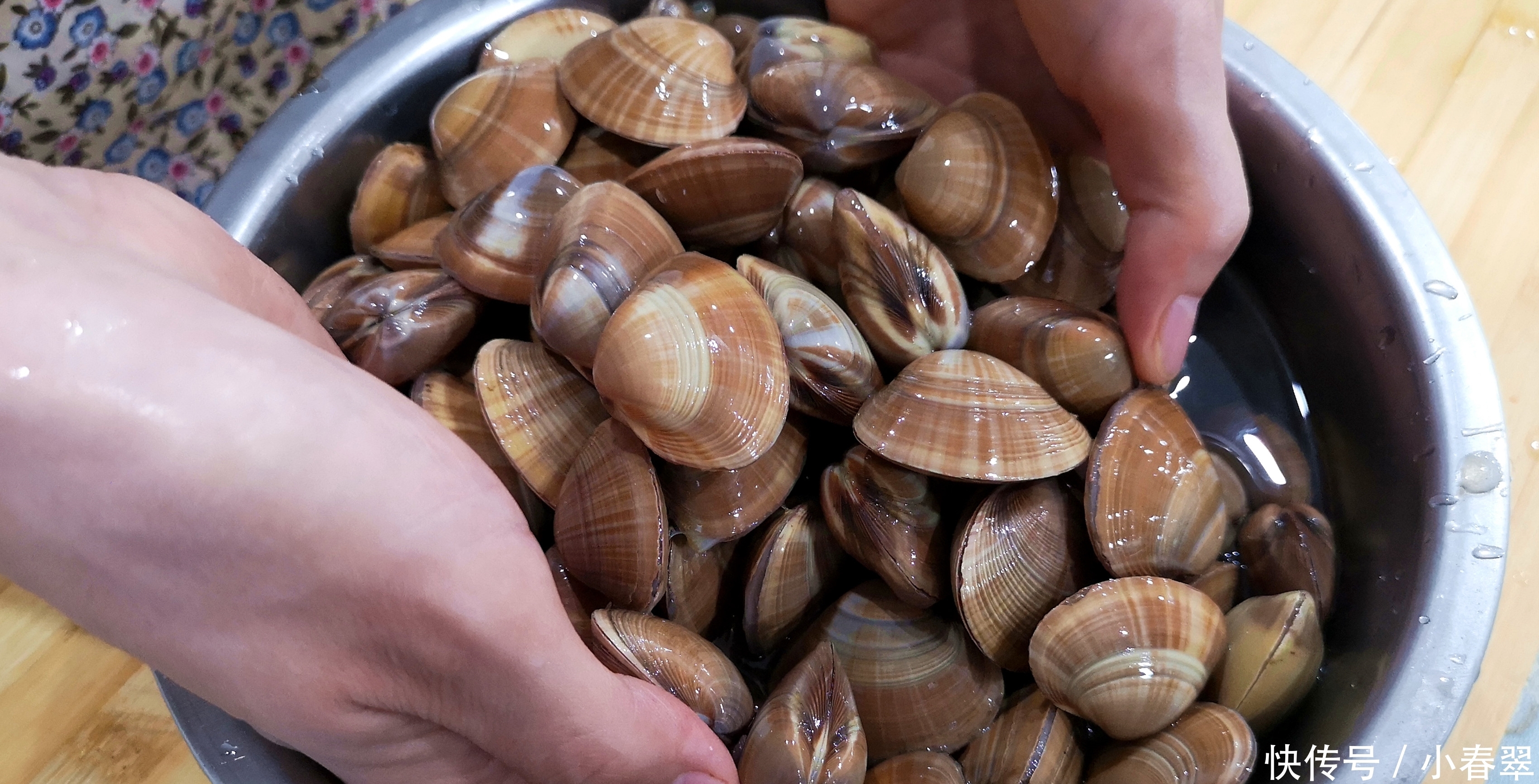 鲜嫩|花甲焯水惹争议,炒前多加一个步骤,花蛤鲜嫩无沙,味道更鲜美