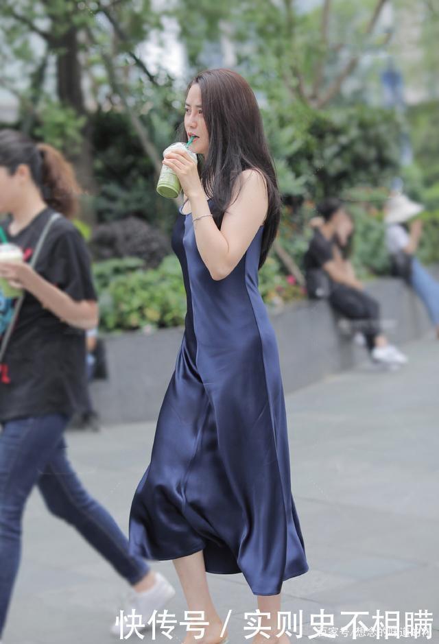 黑白灰 街头穿着连衣裙的美女展现潮流新风尚,使气质更加特别