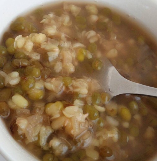 煮绿豆时，别再提前泡豆子了，用这一招，只需十分钟就煮的烂开花