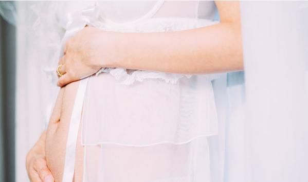 羊水|孕妇排尿若有3个异常,八成是子宫内“羊水”不够了,早知早预防