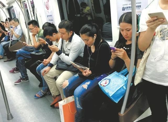 长时间玩手机|长时间玩手机，当心颈椎病找上门