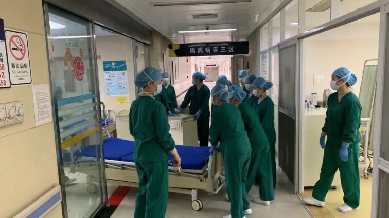 一个人的“考场”，一群人在“撑场” 广州2名新冠确诊考生是如何高考的？|揭秘 | 医护人员