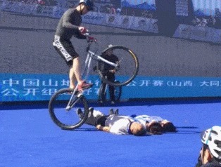 |搞笑GIF:结婚十五年没洗过 是时候该洗洗床单了