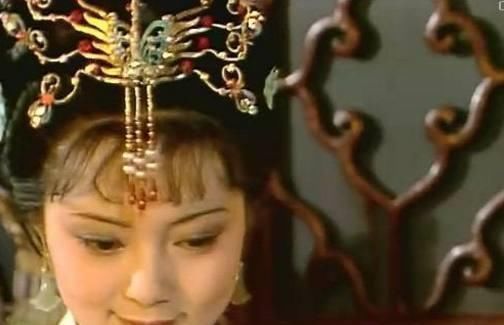 生日|贾府为薛宝钗办生日宴,王熙凤无意间说了一句话,令宝钗背后发冷