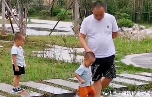 回家|爸爸带双胞胎儿子出去玩,快天黑了都没回家,妈妈找到后哭笑不得