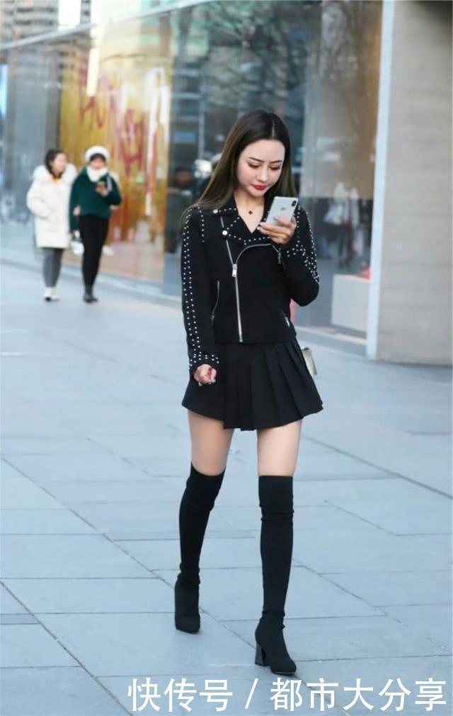 百褶裙|街拍黑色的时装搭配百褶裙增加女人味