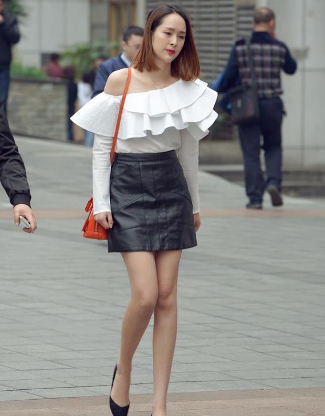 街拍:清纯气质感穿搭,身穿白色连衣裤套装,干净利落