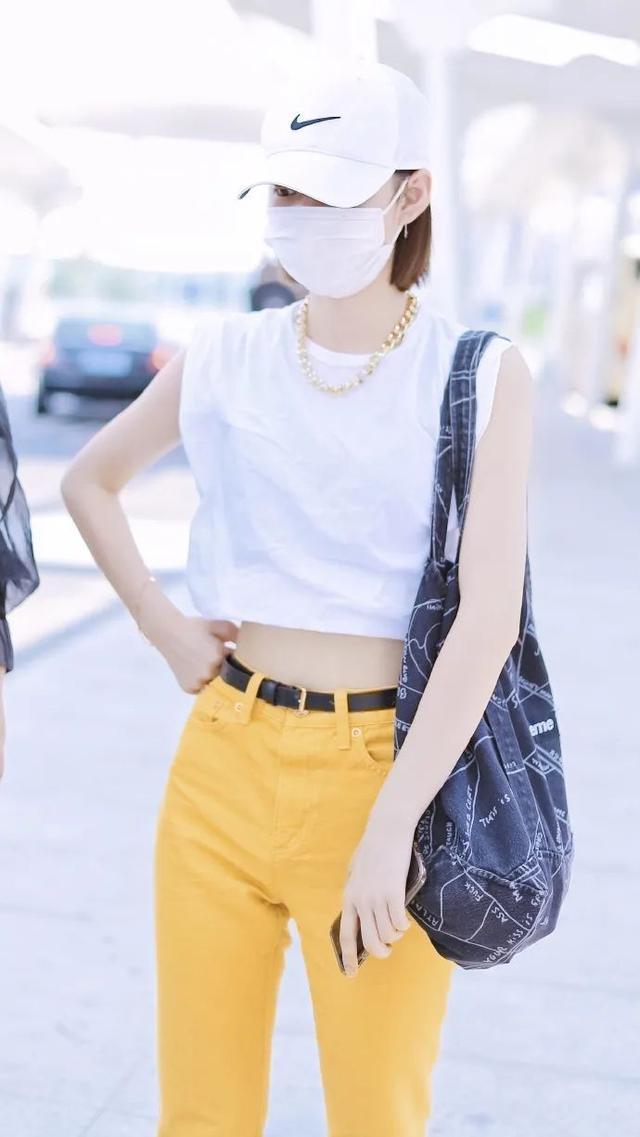 搭配|段奥娟这是瘦了多少穿露脐装配工装裤,细腰紧实一点赘肉都没有