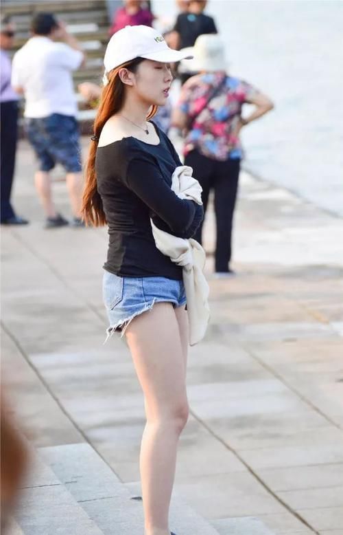 路人街拍小姐姐这条牛仔裤,看上去特别显腿长啊