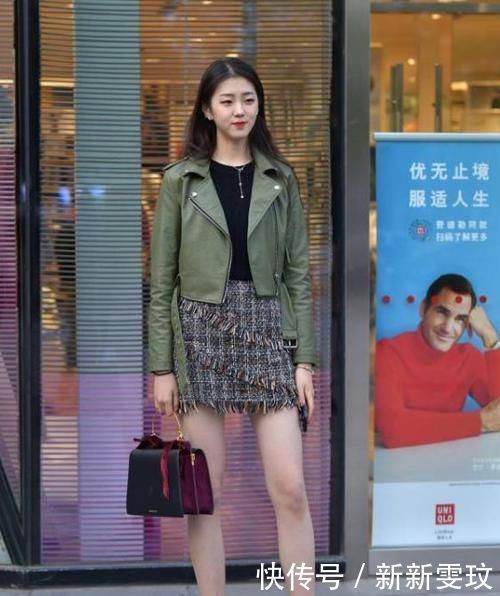 街拍气质高雅的小姐姐,一件吊带背心配开叉裤,时尚女神魅力范