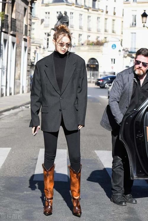 今年最火的“及膝靴”，配裤子、裙子都很美，真是时髦百搭又显高