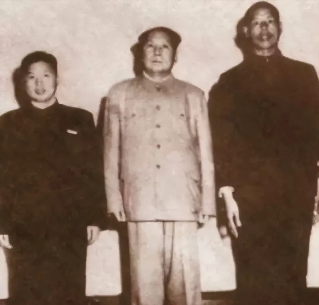 毛泽东和江青的一生合影：张张有故事！很全很罕见！|江青_新浪新闻