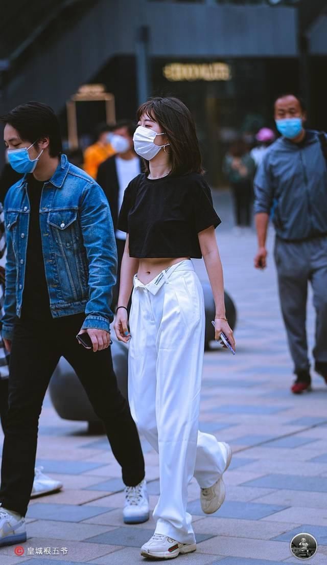 街拍大多数女孩子都喜欢的穿搭,时尚达人教你怎样搭配出大长腿