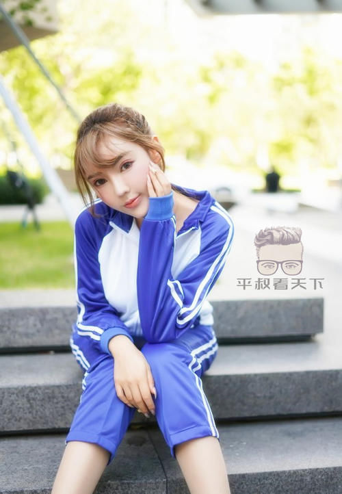  显得|美女穿搭：小美女穿上运动服，显得很神气。