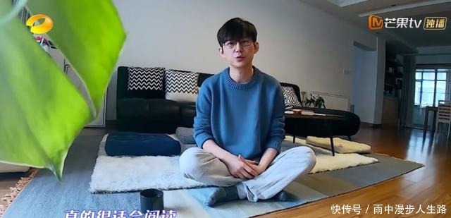 何炅宅家日常曝光一个人的气质,藏在他读过的书里