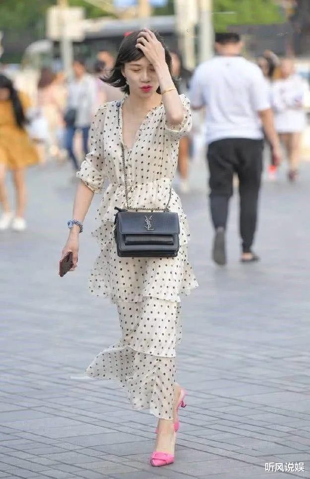 身材纤瘦的女人们穿衣打扮，总有拉风的亮点，精致又显年轻