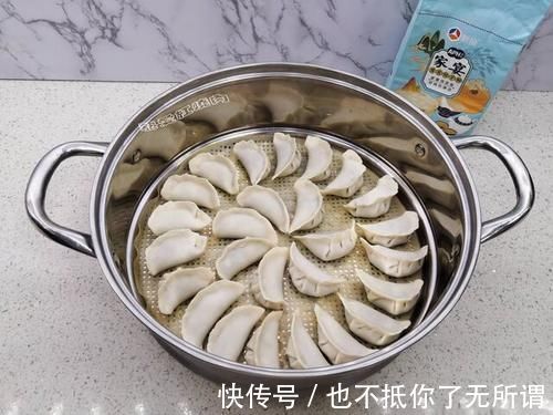 表皮|饺子莫要煮着吃，换个方法表皮透明吃着更筋道，保证不破皮更好吃