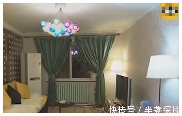 背景墙|交换空间：客厅金色铁片搭配五彩灯，俗气和大气之间徘徊，丑上天