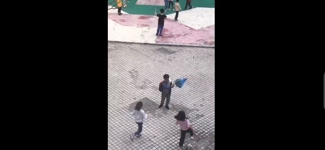 雨伞|终于得知熊孩子拿伞必散架的原因了,见到这一幕,妈妈气得牙痒痒